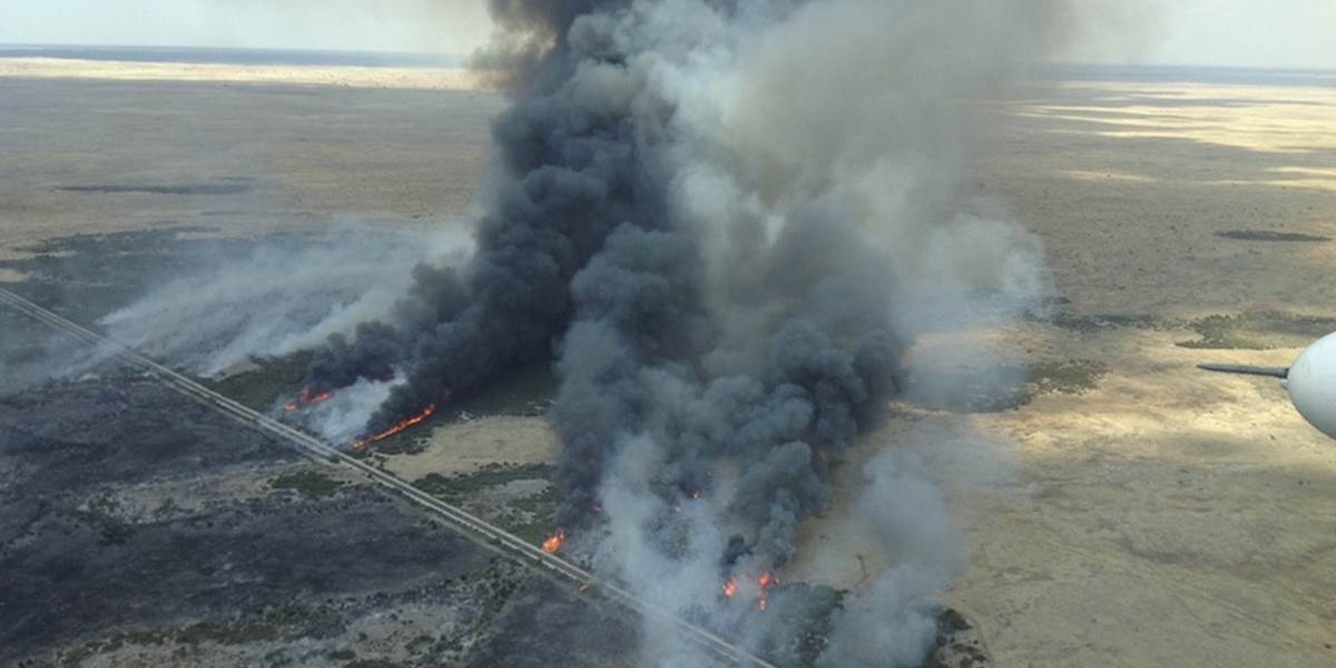 Boj s lesným požiarom na juhu Austrálie komplikujú horúčavy
