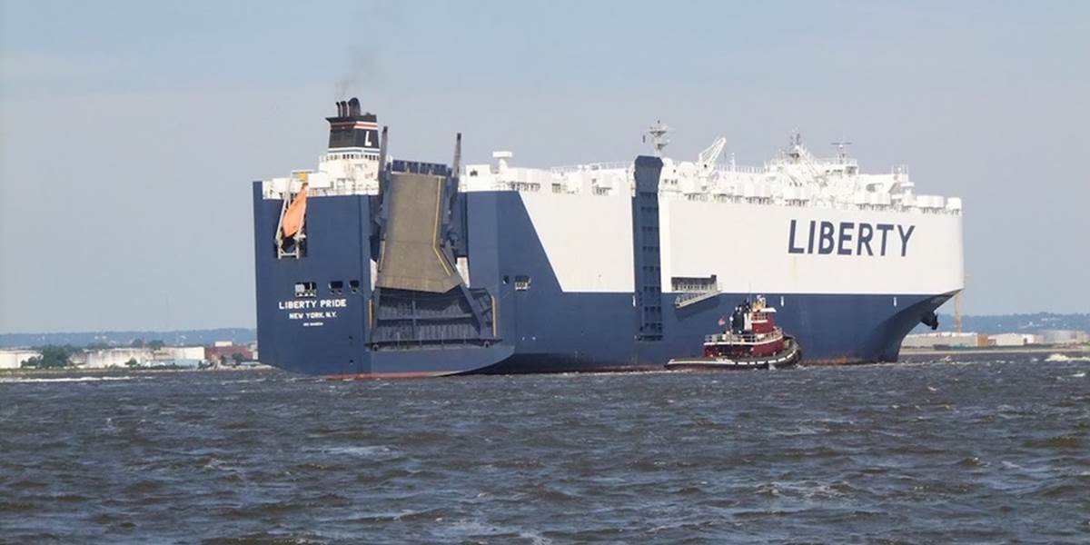 Transportér áut naviedli pri južnom pobreží Anglicka úmyselne na plytčinu, aby zachránili loď
