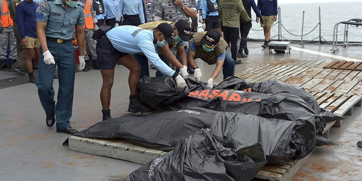 Potápači pokračujú v preverovaní trosiek AirAsia: Vylovili 37. obeť