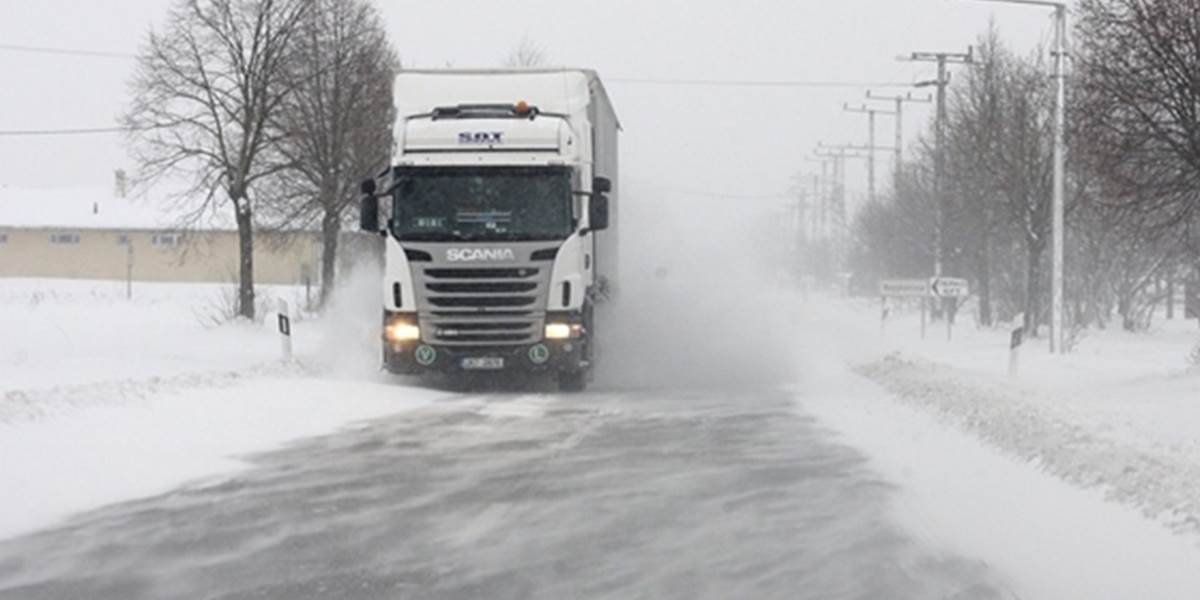 Na Zadunajsku uzatvorili kvôli sneženiu cesty pre autá nad 7,5 tony