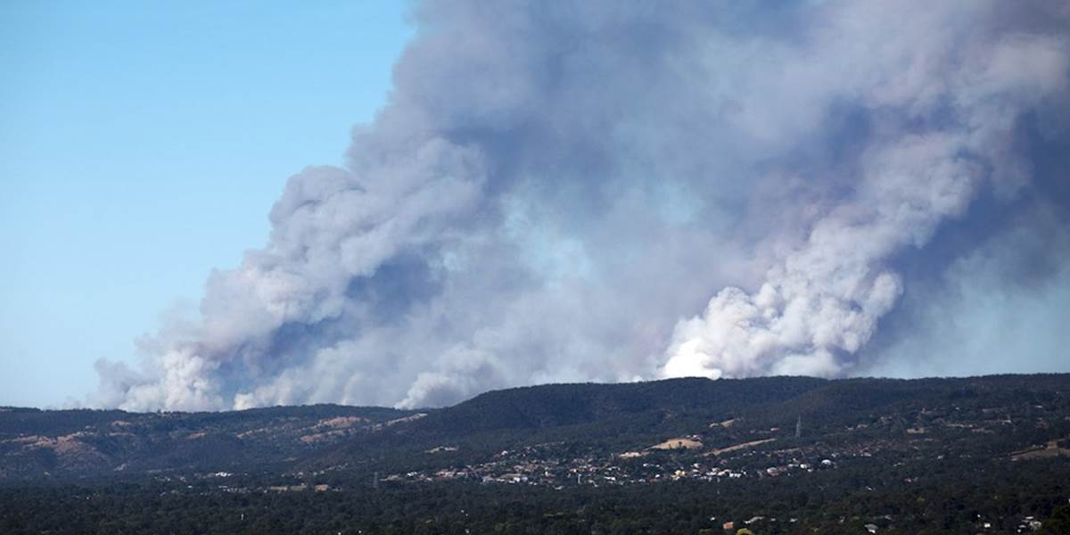 Hasičom sa darí v boji proti rozsiahlemu lesnému požiaru pri Adelaide