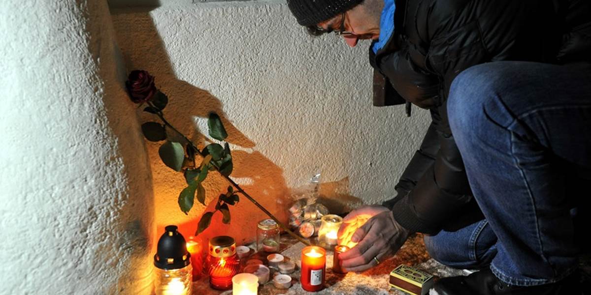 Pred francúzskym veľvyslanectvom v Bratislave zapaľovali ľudia sviečky
