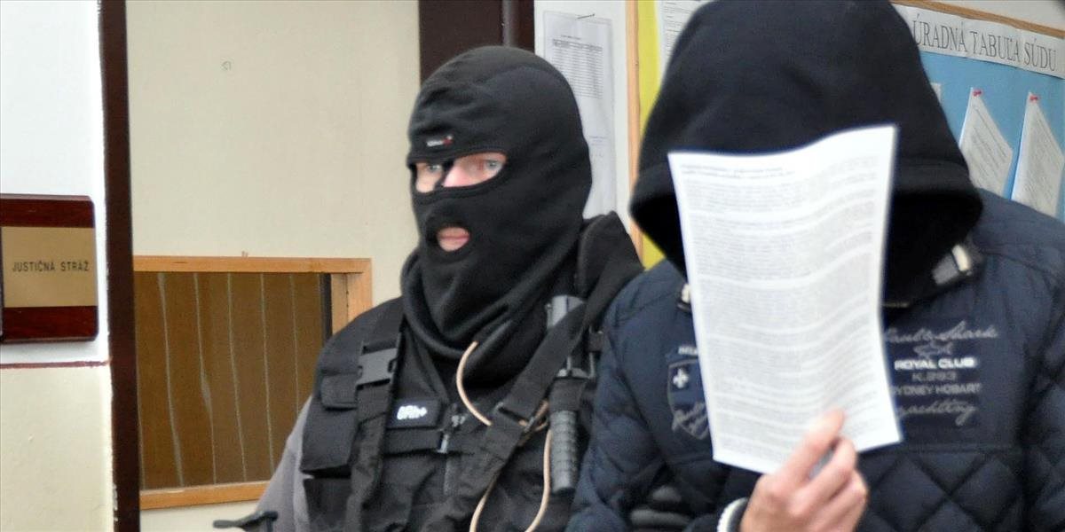 Dvaja ozbrojení muži vylúpili záložňu v Nových Zámkoch, polícia ich zadržala