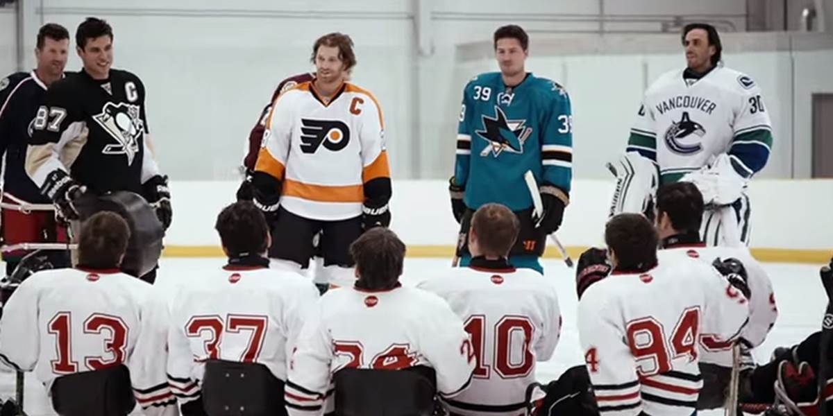 VIDEO Hviezdy NHL prekvapili i potešili hráčov v sledge hokeji