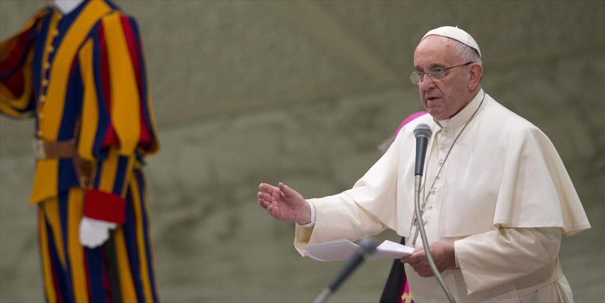 Pápež sa modlil za obete útoku na francúzsky satirický týždenník
