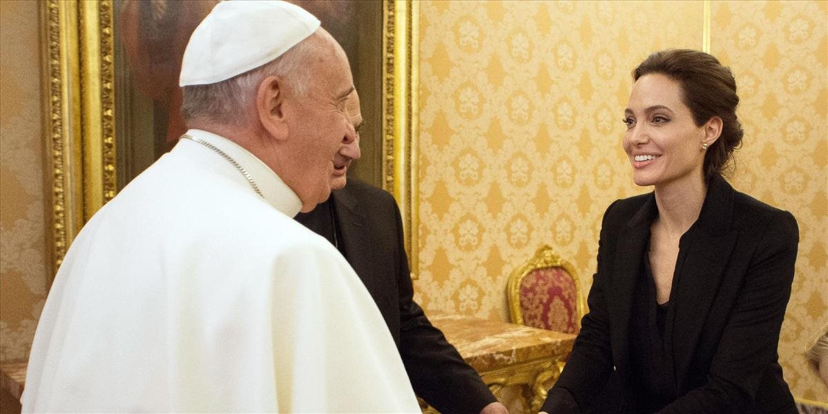 Angelina Jolie sa stretla s pápežom po premietaní svojho filmu vo Vatikáne