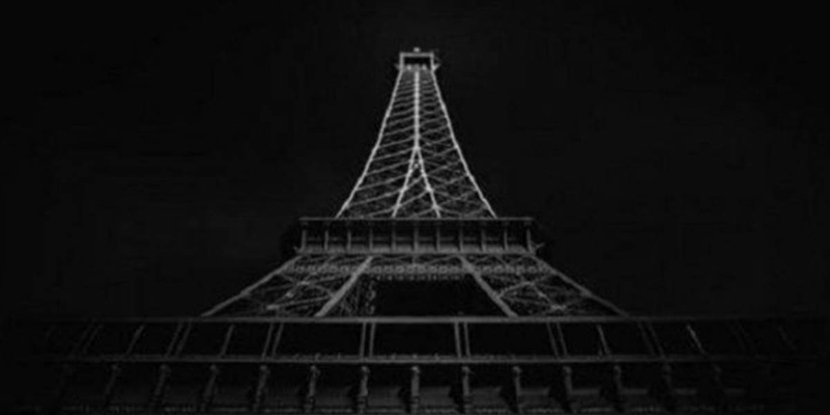 Eiffelova veža sa ponorila do tmy na počesť obetí parížskeho útoku