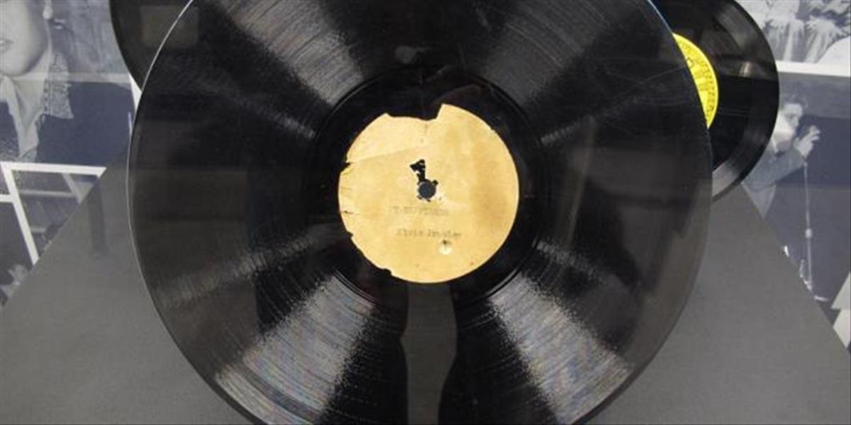 Prvú gramofónovú platňu Elvisa Presleyho vydražili za 240-tisíc