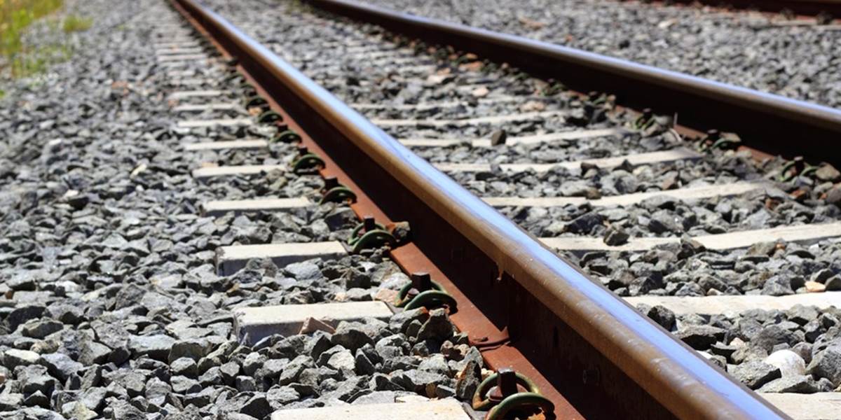 Muža zrazil v Trnave vlak, pátrajú po jeho totožnosti
