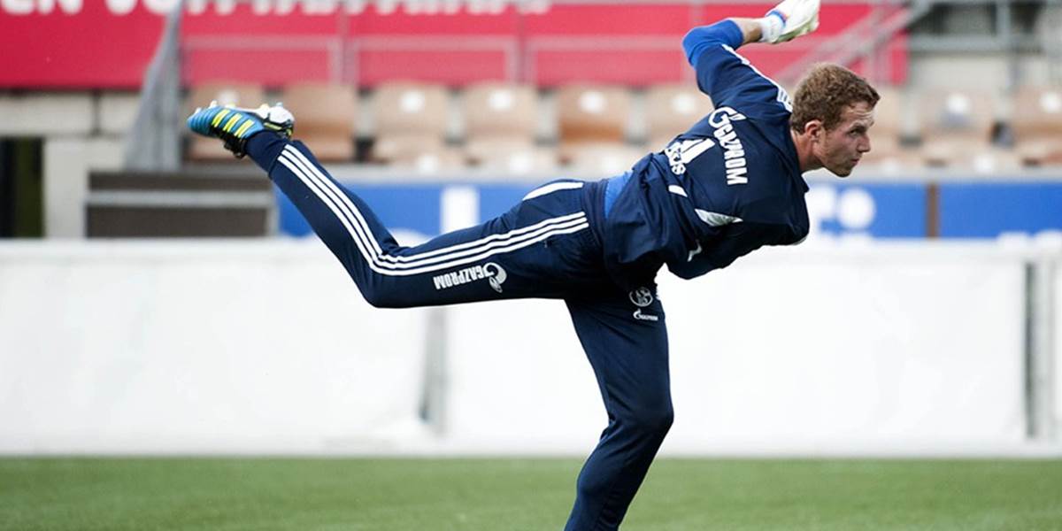 Brankár Schalke Fährmann si zranil koleno a nestihne štart jarnej časti