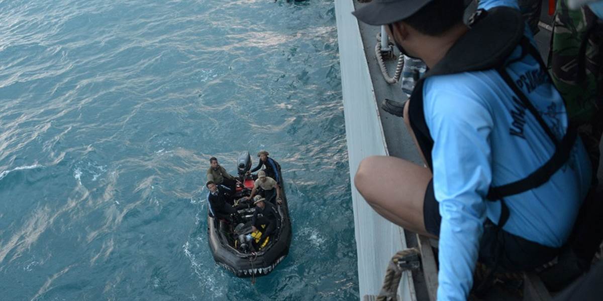 Indonézski potápači po zachytení signálu čierne skrinky nenašli
