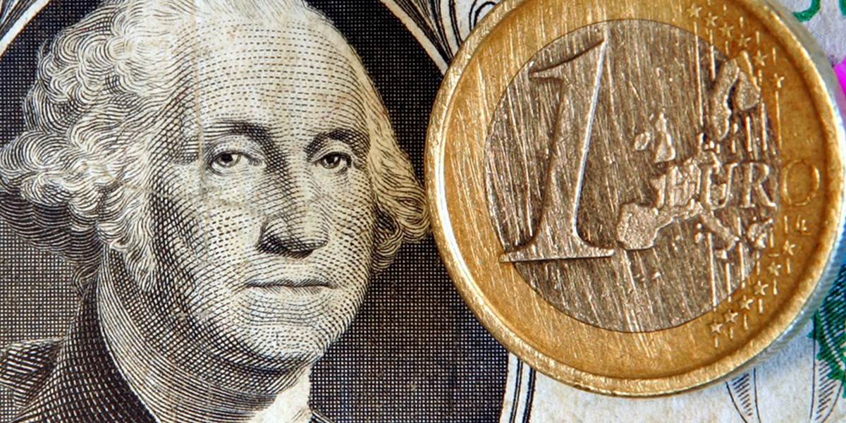 Kurz eura voči doláru sa v piatok mierne zotavil
