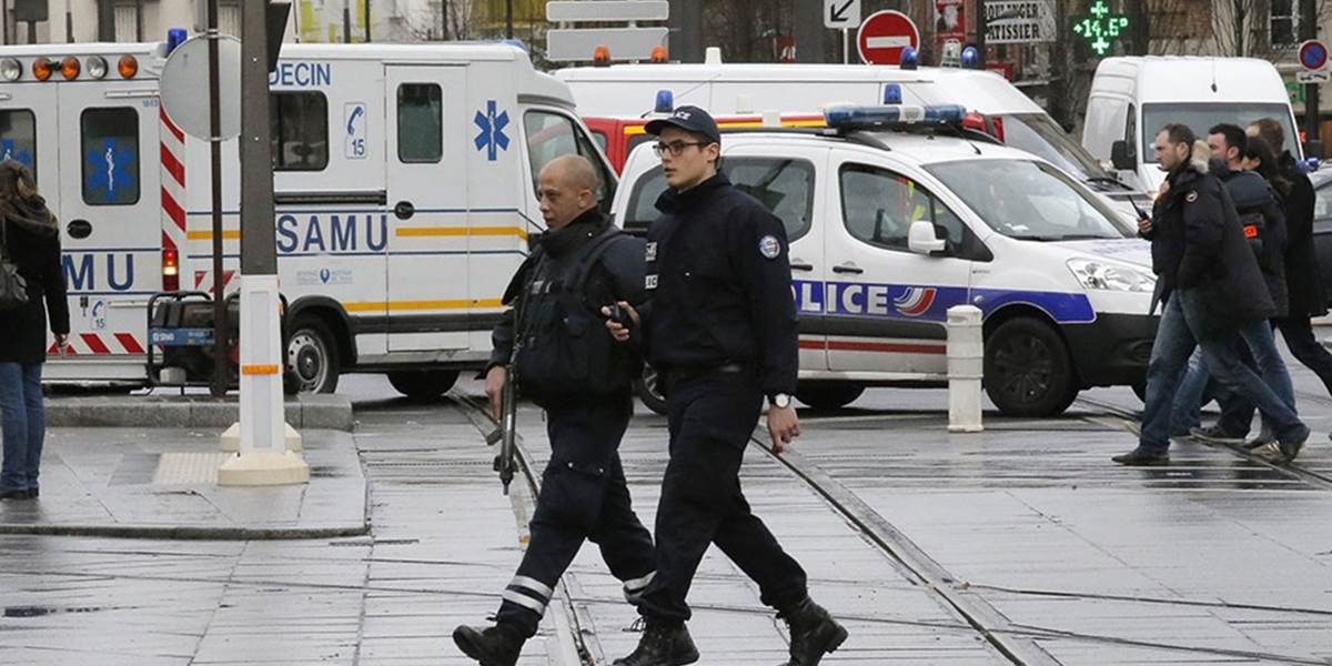 Francúzske školy v mieste rukojemníckej drámy evakuujú