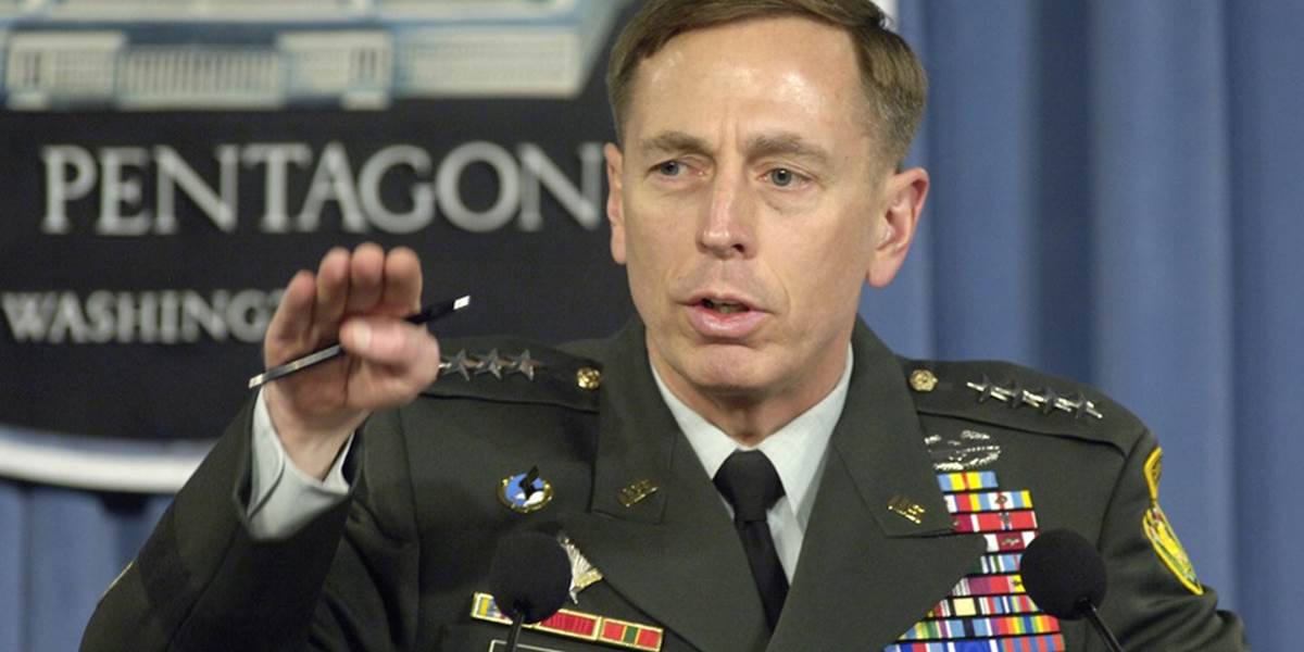 FBI odporúča podať trestné oznámenie na bývalého šéfa CIA Petraeusa