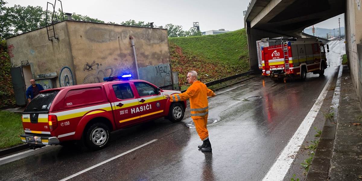 Bratislavskí hasiči odstraňujú škody napáchané silným vetrom