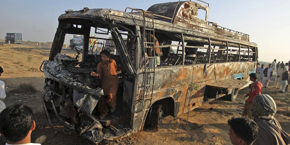 V Pakistane sa zrazil autobus s cisternou. Zahynulo takmer 60 ľudí!
