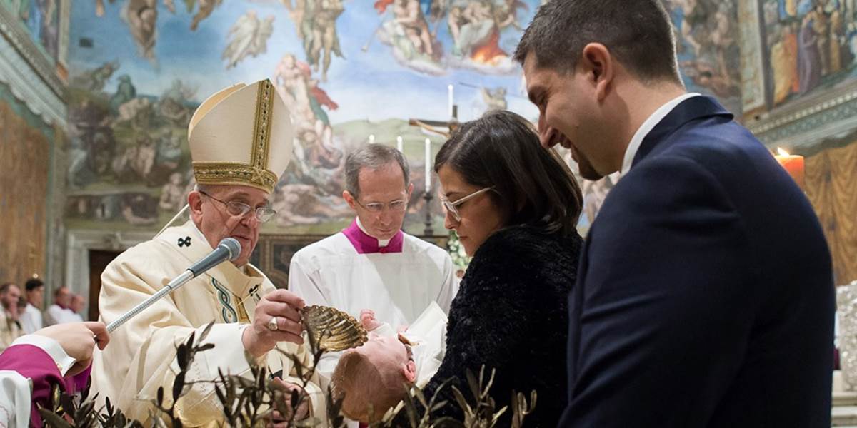 Pápež pokrstil 33 bábätiek a vyzval ich matky, aby sa nebáli ich dojčiť