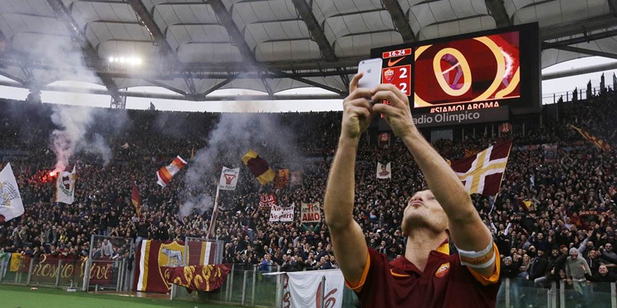AS Rím - Lazio Rím 2:2, Totti si po góle spravil selfie