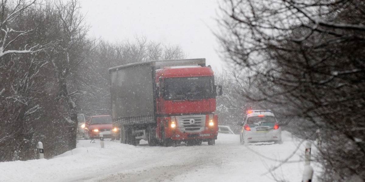 Vozidlá nad desať metrov nemôžu prechádzať pre sneženie cez Donovaly