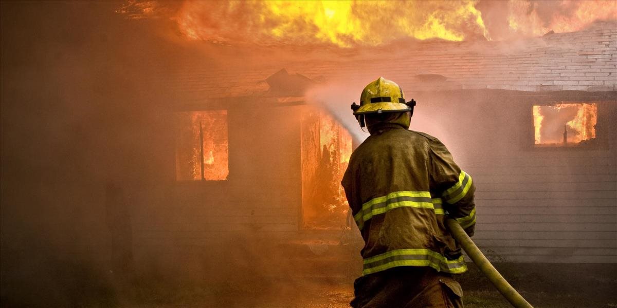 V Bratislave horí rodinný dom, zasahuje deväť požiarnikov