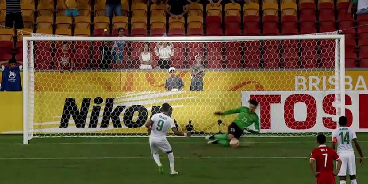 VIDEO Austrálsky podávač lôpt pomohol čínskemu brankárovi chytiť penaltu