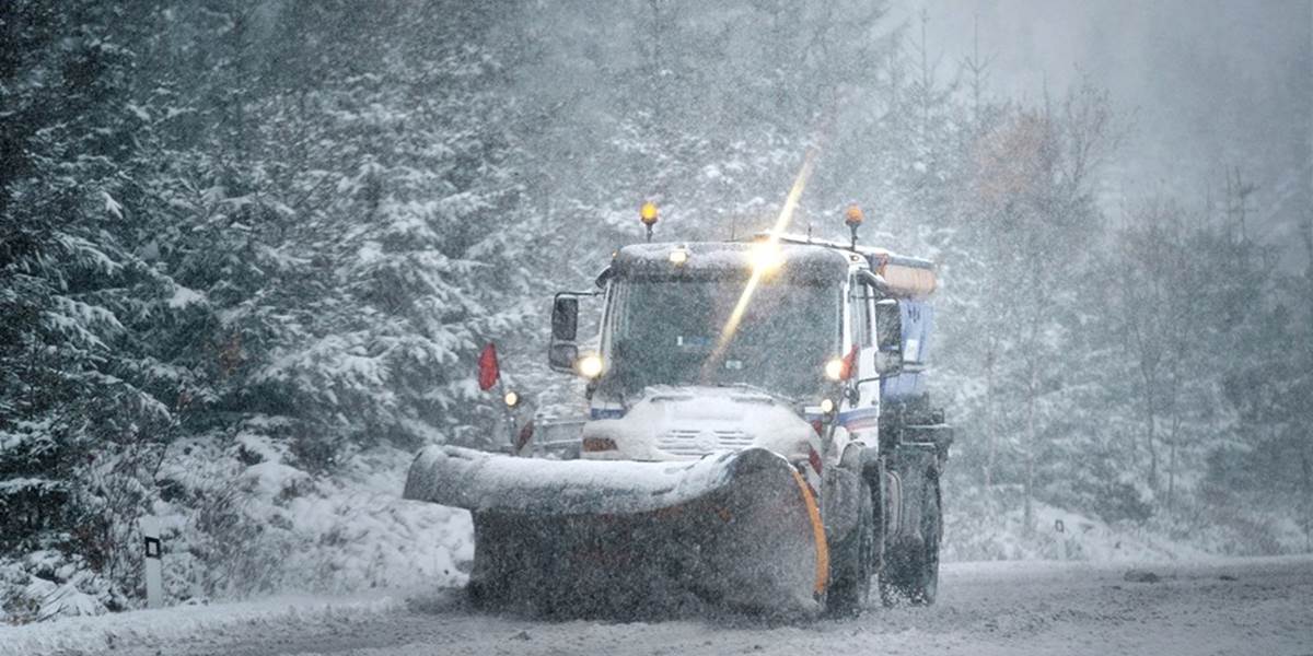 Sneženie zamestnalo cestárov, Kremnické Bane sú prejazdné