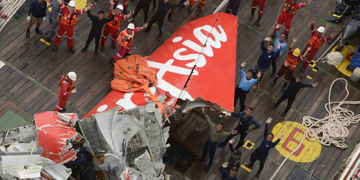 Airbus spoločnosti AirAsia mohol vybuchnúť vo vzduchu, chýbajú však dôkazy