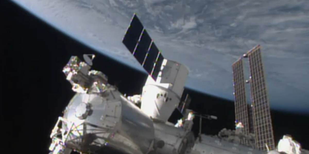 Nákladná loď Dragon dorazila k ISS s nákladom potravín a darčekov