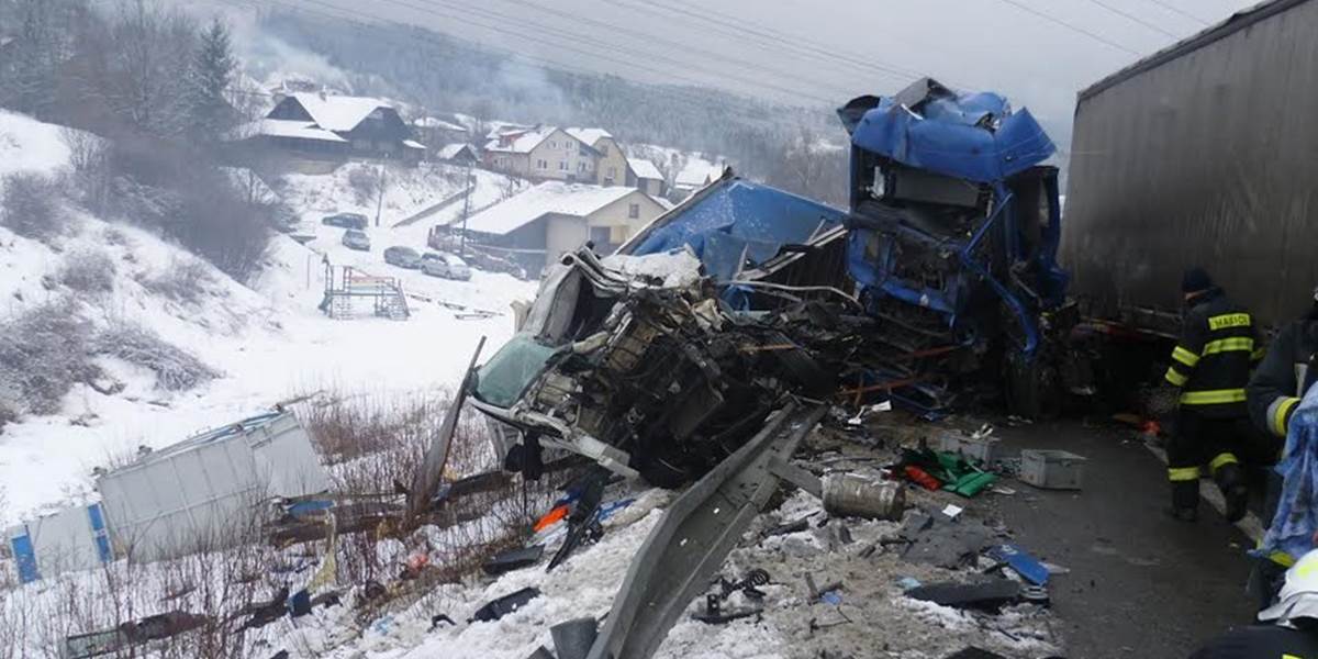 FOTO Vážna tragická dopravná nehoda: Po zrážke dvoch kamiónov a osobného auta zomrel 48-ročný vodič