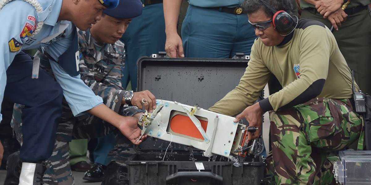 Potápači vyzvihli z morského dna aj druhú čiernu skrinku letu AirAsia