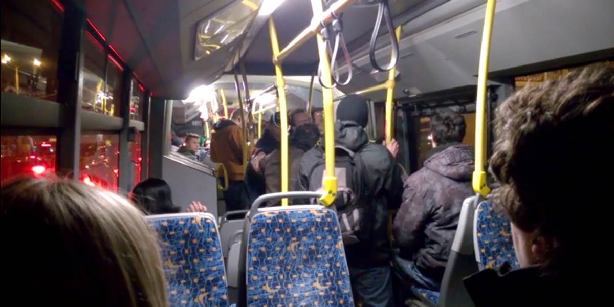 VIDEO Bitka v Prešovskom trolejbuse: Trojica mladíkov napadla 40-ročného muža