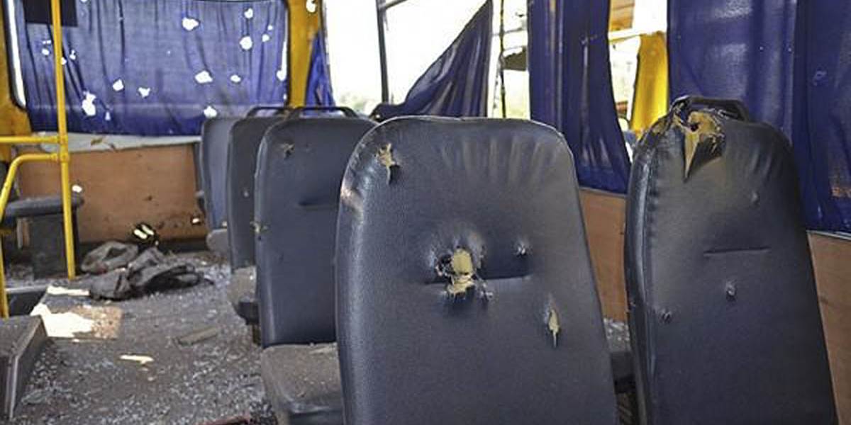 Strela separatistov na východe Ukrajiny zasiahla autobus, najmenej 10 mŕtvych civilistov