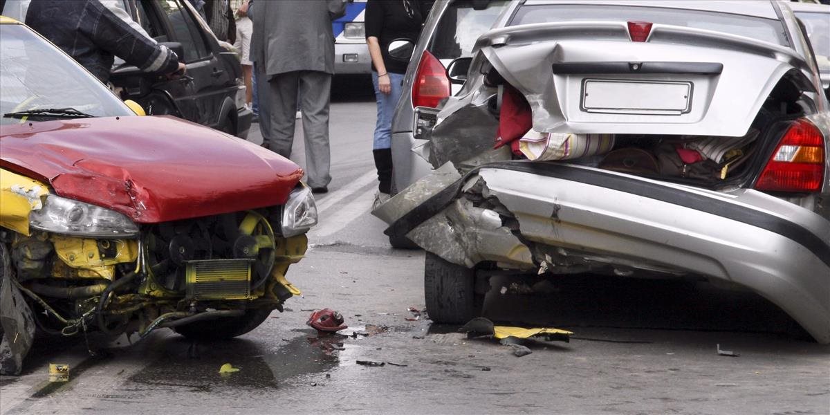 Po nehode troch áut v Bratislave traja zranení