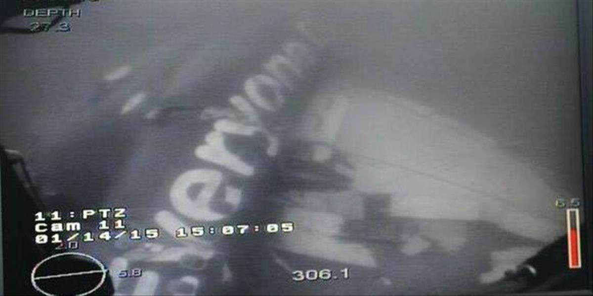 Záchranári obavili aj trup havarovaného lietadla AirAsia