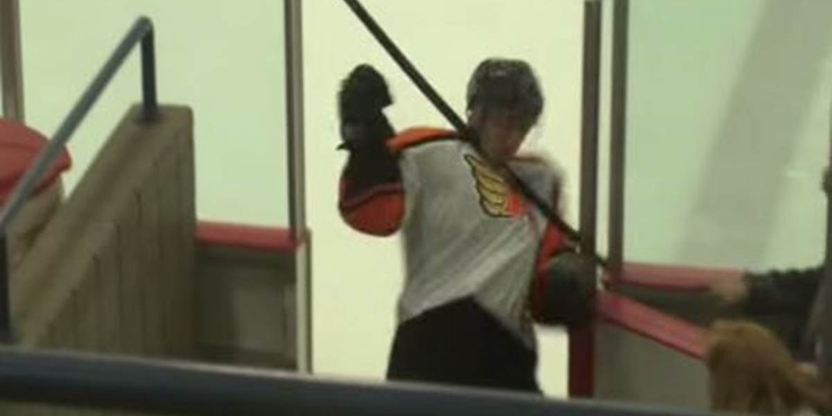 VIDEO Nahnevaný hokejista si takmer odťal hlavu