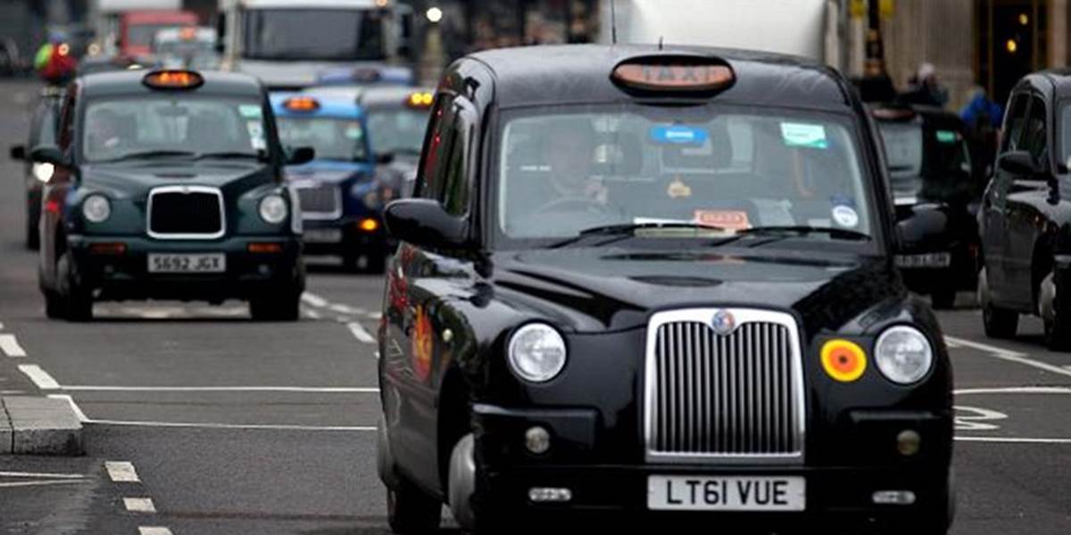 Londýnske čierne taxíky môžu jazdiť v pruhu pre autobusy