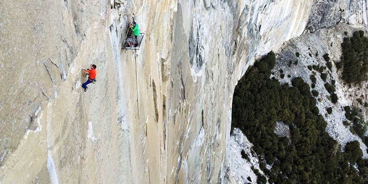 Dvaja skalolezci zdolali bez pomôcok zvislú stenu El Capitan, trvalo im to 19 dní