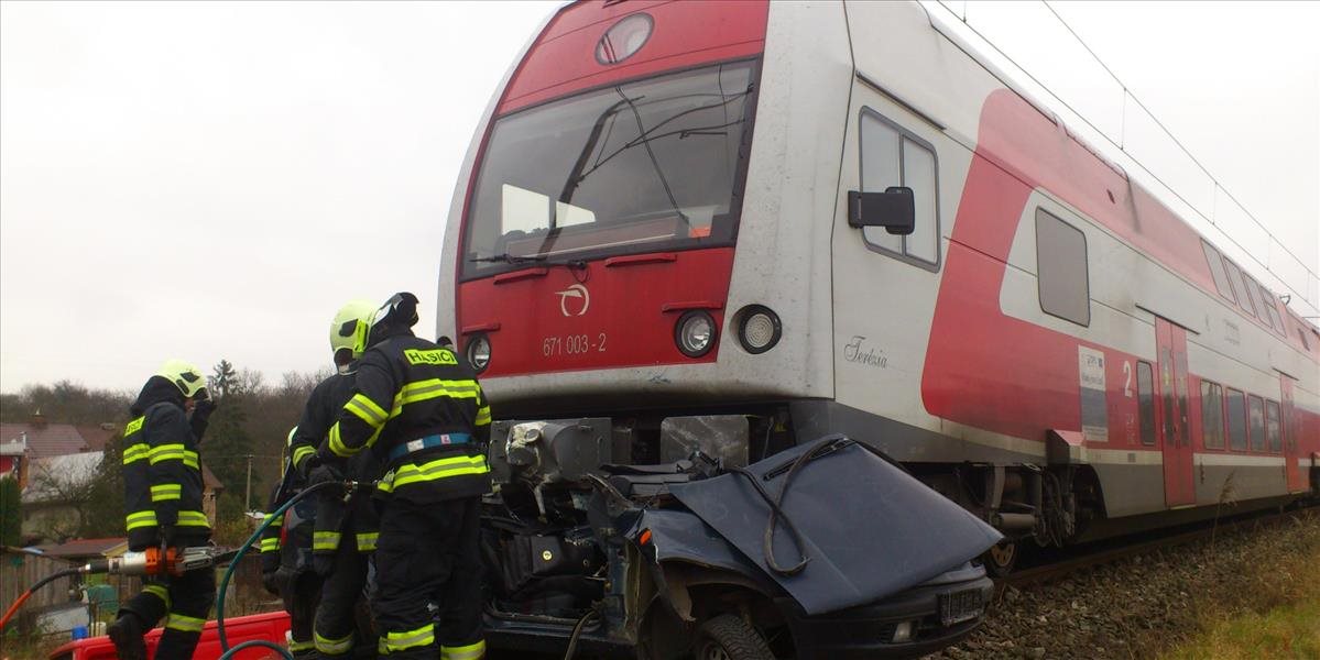 Pri zrážke vlaku s autom zomrel 24-ročný mladík, železničná doprava je paralyzovaná