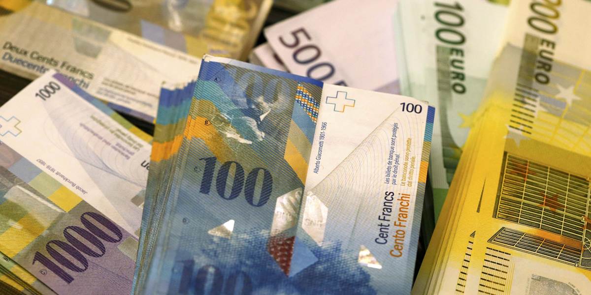 Švajčiari zrušili strop pre posilňovanie franku: Drastický dopad na euro