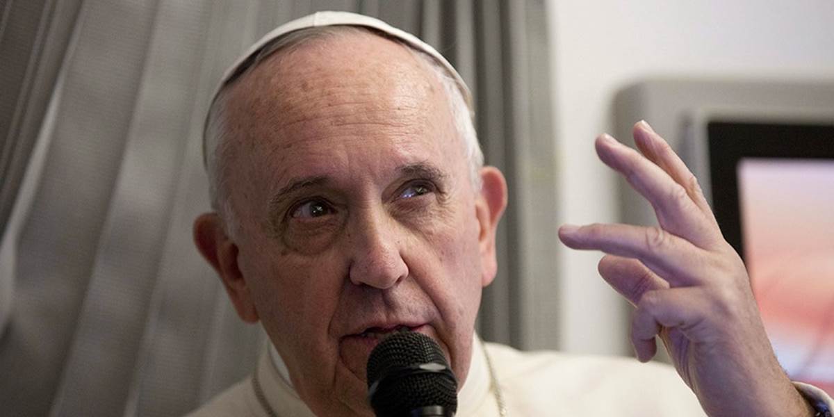 Pápež sa vyslovil proti urážaniu náboženstiev