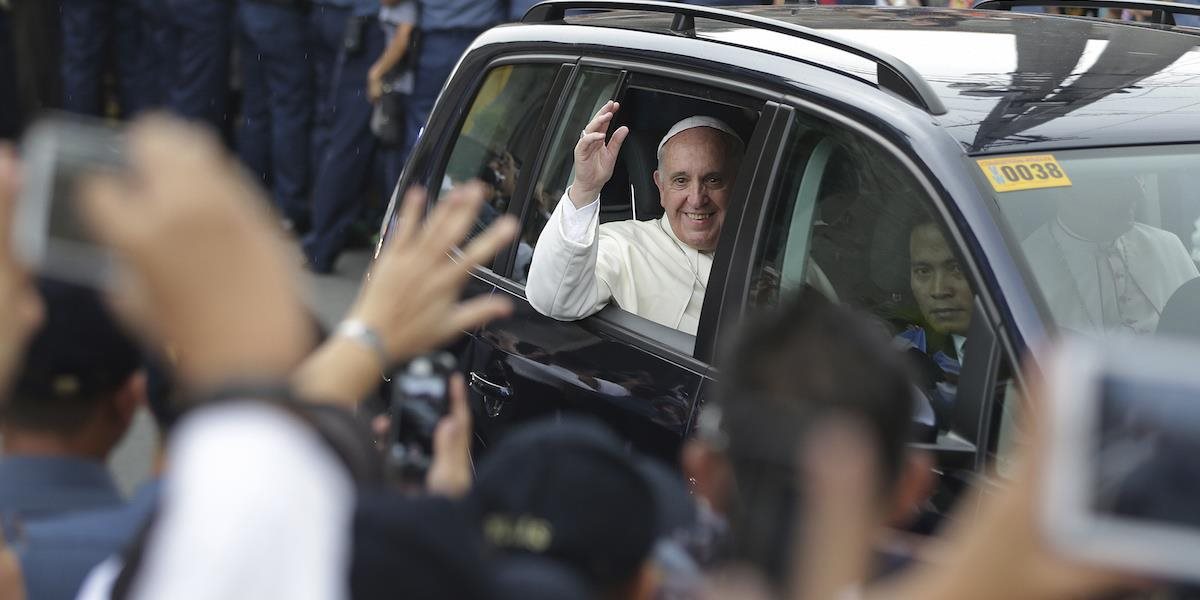 Pápeža v manilskej katedrále privítali kňazi so smartfónmi
