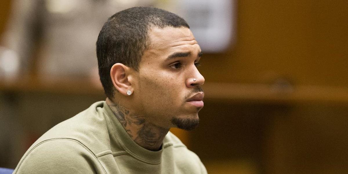 Chris Brown porušil podmienku za napadnutie Rihanny