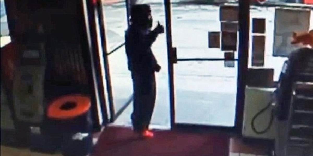 VIDEO Kuriózna situácia: Zlodej spoznal zamestnanca, dvihol palec hore a odišiel