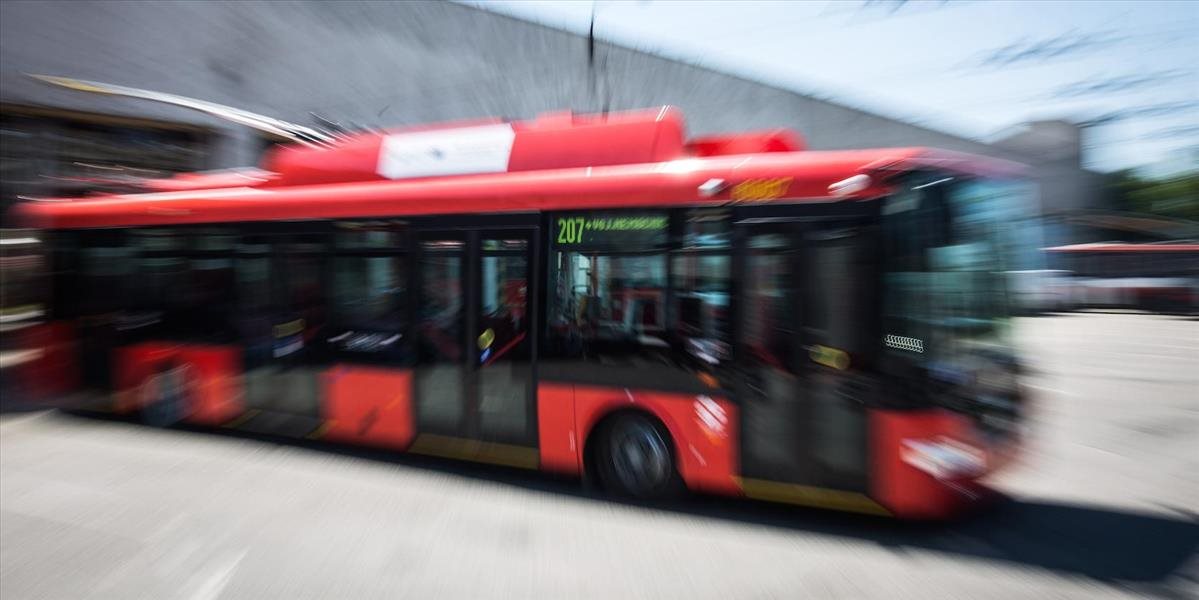 Cestujúcim v bratislavskej MHD sa nepáči cena lístkov a plné autobusy, s vodičmi sú spokojní