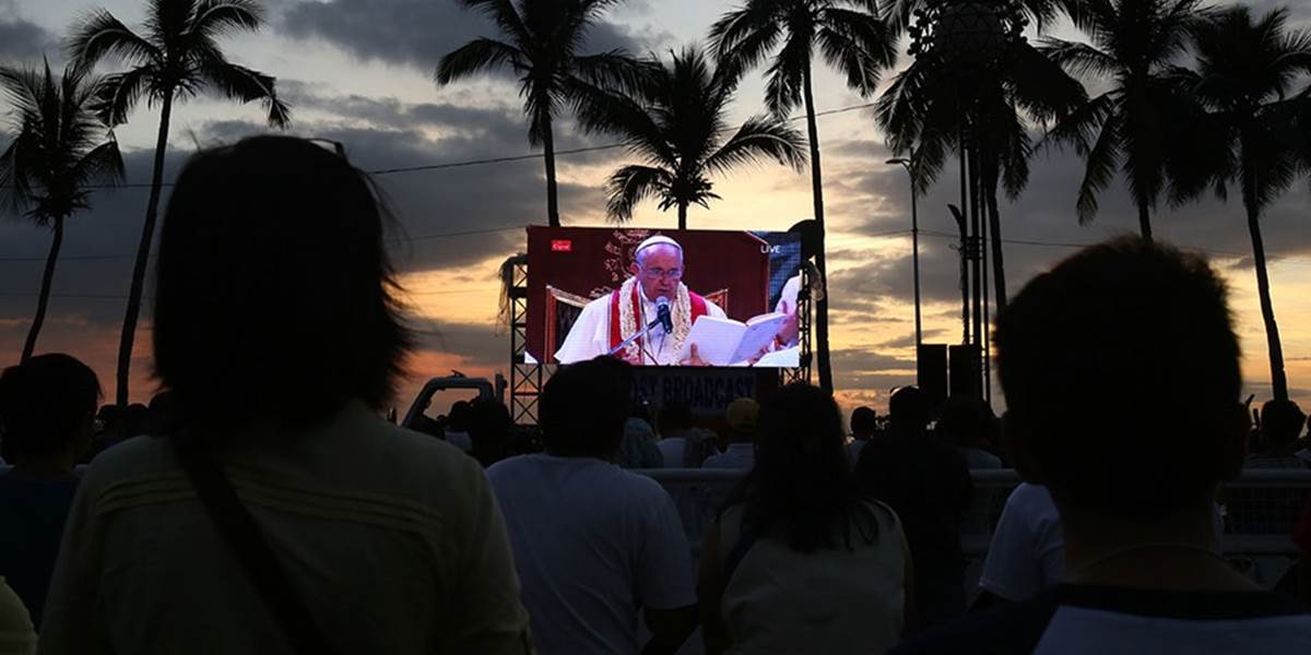 Pápež František dostal ako dar plastiku zo stromu vyvráteného tajfúnom