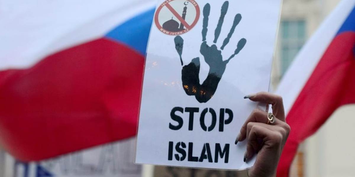 Stovky ľudí demonštrovali na Hradčanskom námestí v Prahe proti islamu