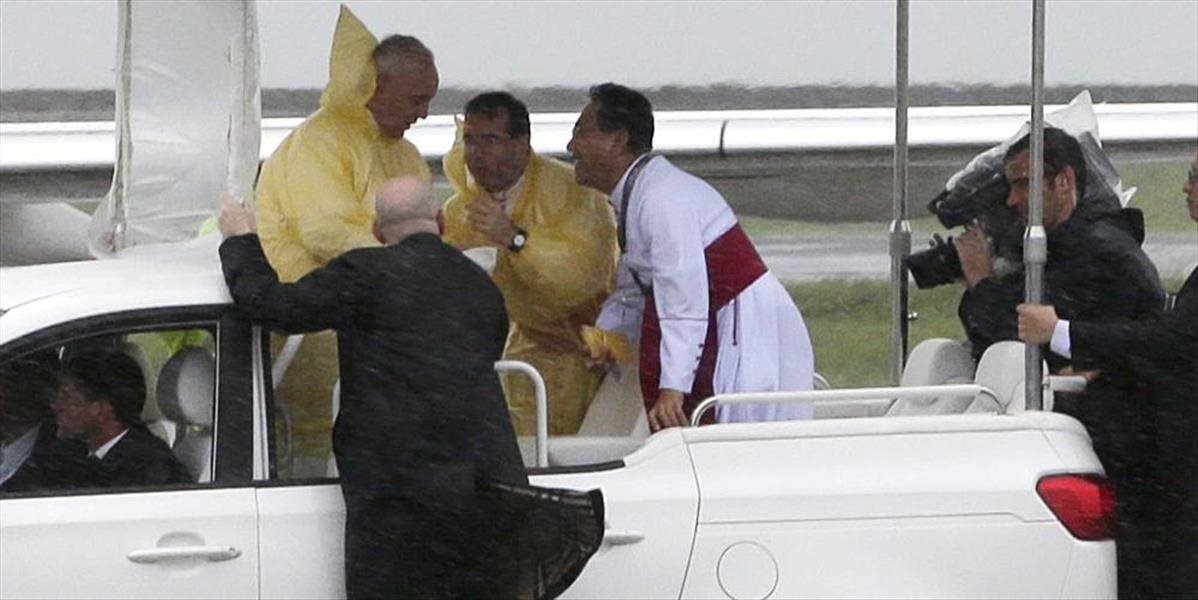 Pápež kvôli búrke skrátil návštevu východnej časti Filipín