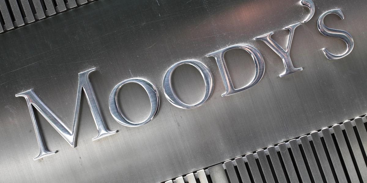 Moody's znížila Rusku rating tesne nad hranicu špekulatívneho pásma