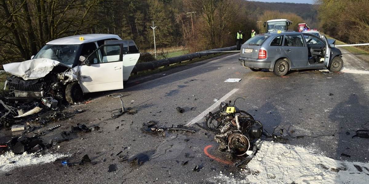 Pri tragickej nehode pri Dubnici zomrel 54-ročný muž, deväť ľudí sa zranilo