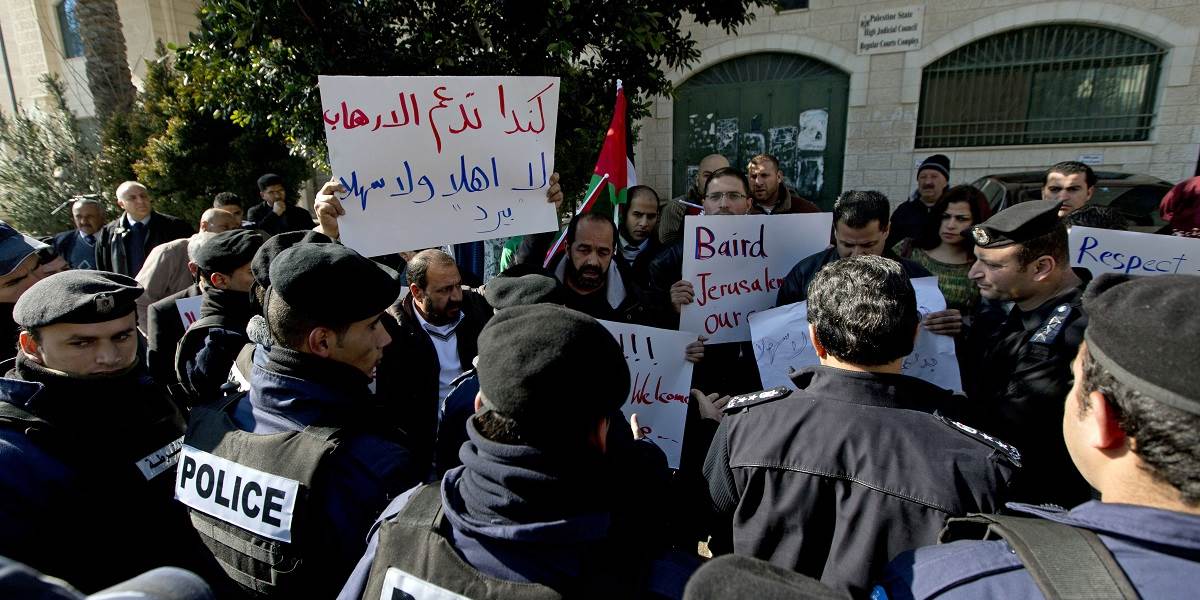 Palestínčania hádzali na konvoj kanadského ministra vajíčka a topánky